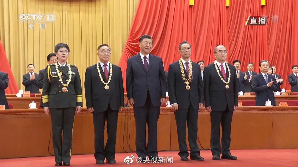 電路板廠(chǎng)之頒授勛章獎(jiǎng)?wù)拢∫試?guó)之名，致敬抗疫英雄！